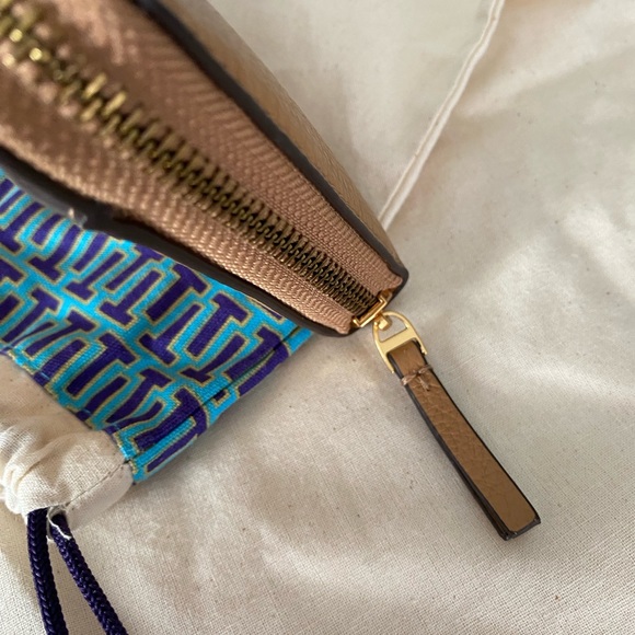 Tory Burch Britten Wallet - Picture 6 of 10